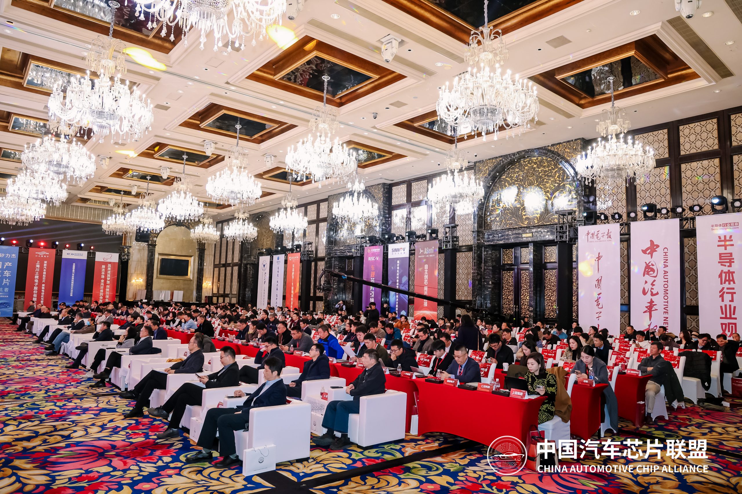 【转】全球首款量产RISC-V车规芯片发布：紫荆M100开启开放架构新纪元